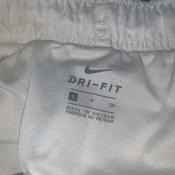 white nike shorts - Picture 2 of 3